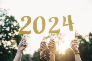 People holding up 2024 sign, alerting people of 2024 Medicare changes