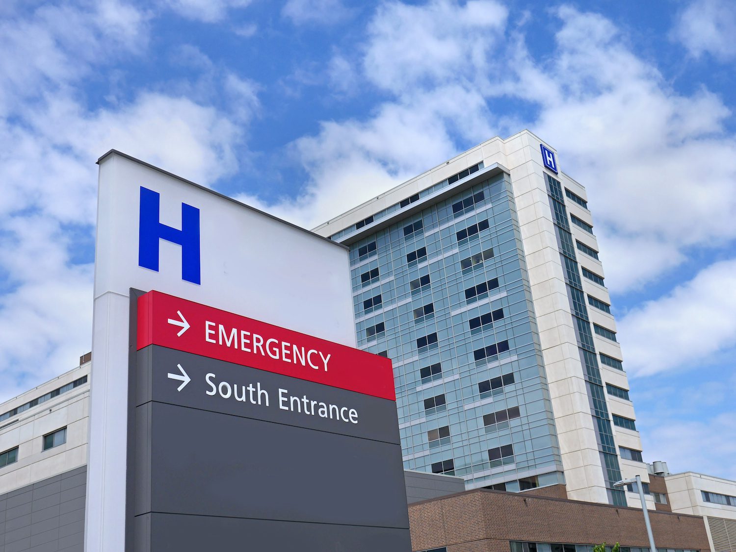 Hospital sign with emergency entrance