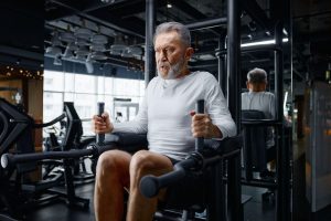 Medicare beneficiary doing workout routine at a gym